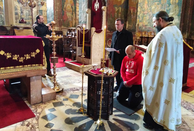 ЧЕХ СЕ КРСТИО У ВИСОКИМ ДЕЧАНИМА: Војник Кфора испунио животну жељу и примио православље